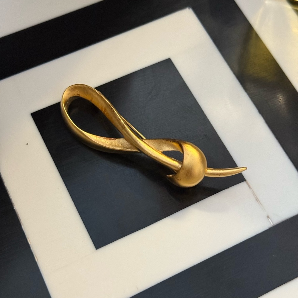 Nina Ricci Gold Tone Ribbon Knot Brooch